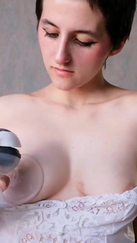 La mora tettona si pompa in topless