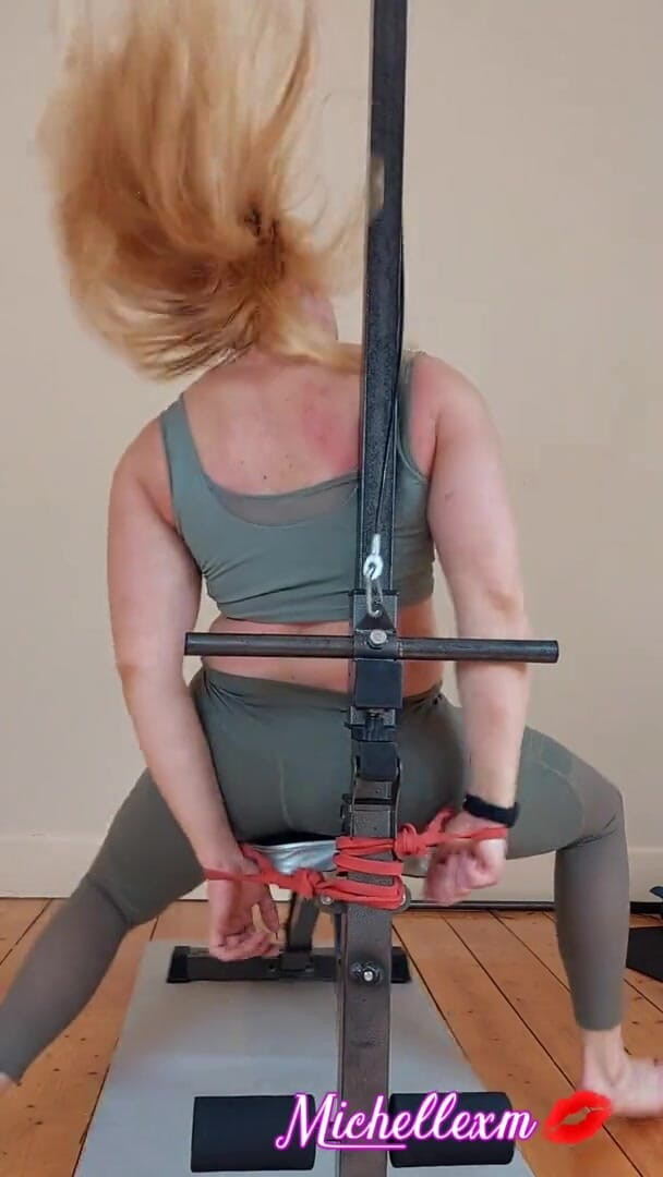 Michellexm: Бондаж в спортзале, мускулистая девушка изо всех сил пытается сбежать