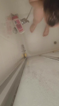 Orgasme pendant la douche et le rasage