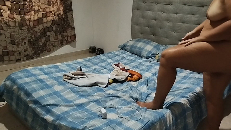 Adribella69: Mollig meisje masturbeert in de badkamer met een spuit en...