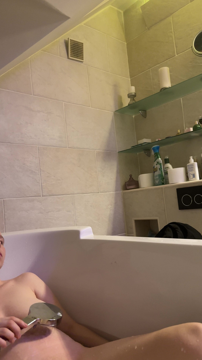 SweetLucy96: El agua tibia me pone duros los pezones