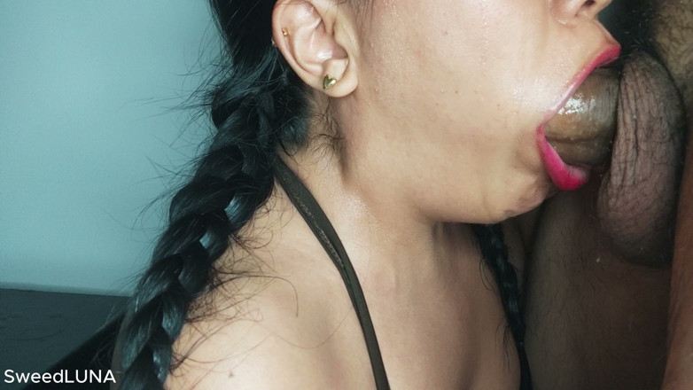 sweedLUNA: Une brune reçoit une double éjaculation dans la gorge - sweedluna