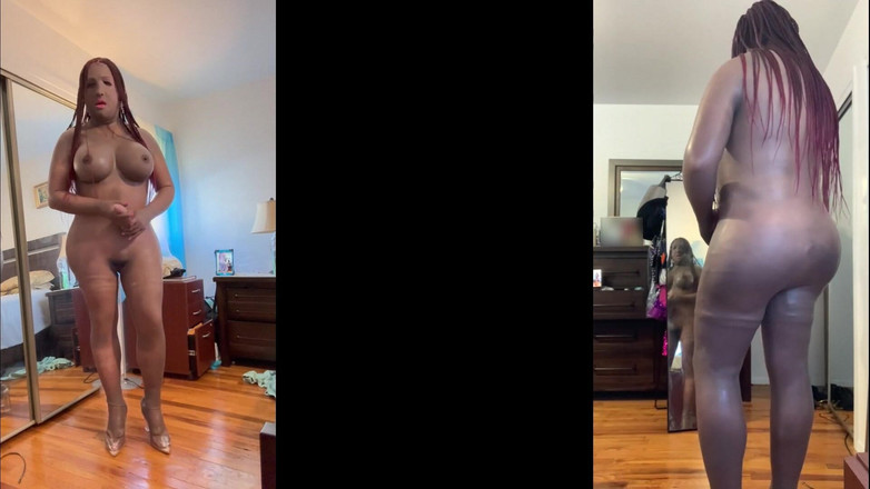 Deanna Doll: Черная крошка Danae в сексуальном золотом купальнике раздевается, трахает ее дилдо и стреляет ее порцию спермы