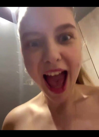 JuiceLussie: Squirting at the First Time