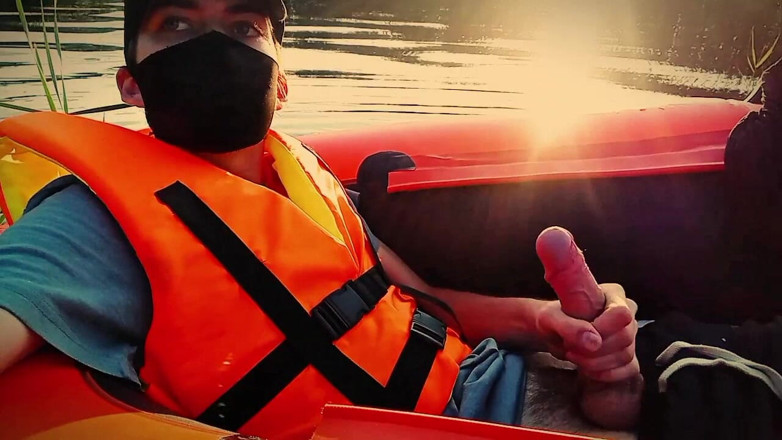 Fish Cam: Amintiri din vara trecută. Twink își masturbează pula în mijlocul râului