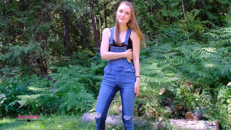 Destination Kat: Elle fait pipi son salopette et se masturbe