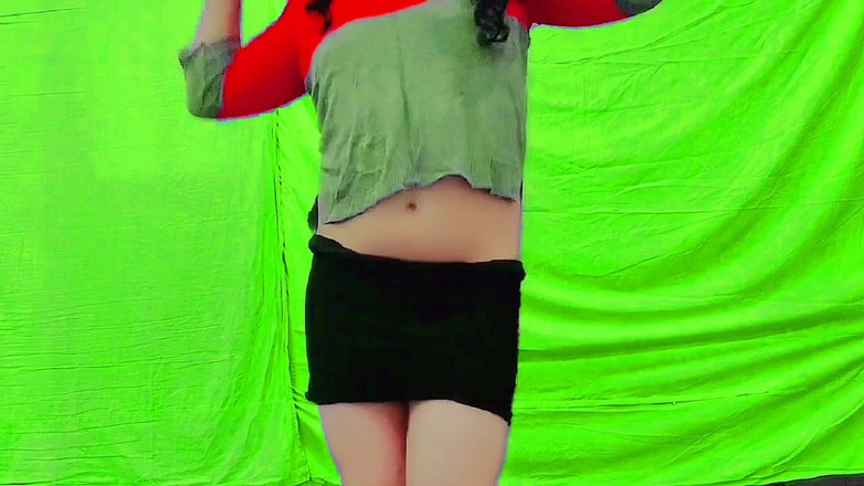 Kitty_Cross: Lákavý crossdresser dává hravé pohledy při škádlení