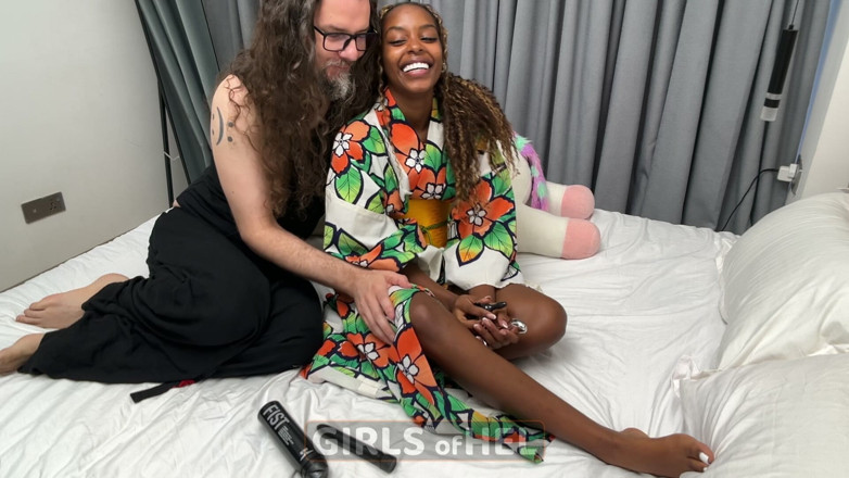 Girls of Hel: Butt Plug Trickery - Mia of Hel наслаждается волшебной палочкой Hitachi