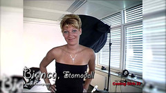 CASTING GIRLS want to FUCK: Ggg John Thompson předvádí nové castingové děvky zezadu.