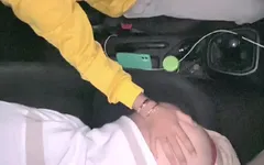 मंडरा रही शादीशुदा Uber ड्राइवर, Twink का मुंह चोदती है और उसके मुंह में वीर्य डालती है और आउटडोर में कार में वीर्य निगलती है