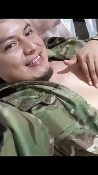 Pria taktis lurus menarik alat kelaminnya yang militer