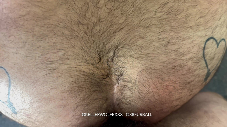 Keller Wolfe: 教练在健身房的长凳上操毛茸茸的牛肉饼