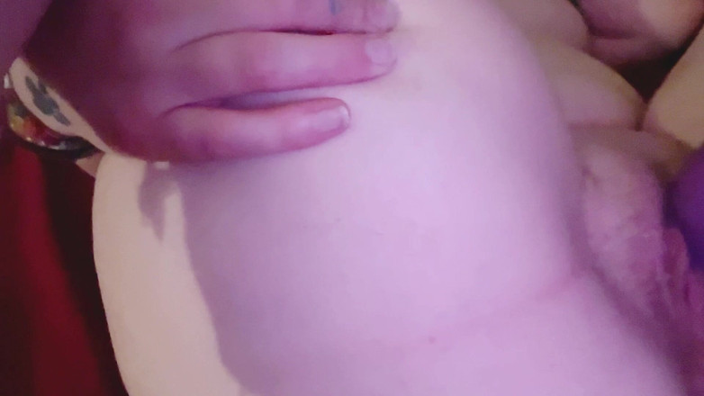 Thekookiejar: 다리가 흔들릴 때까지 보지를 가지고 노는 그녀