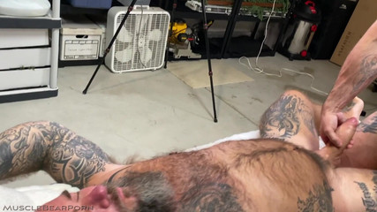 Muscle Bear Porn: 继父的骑自行车哥们