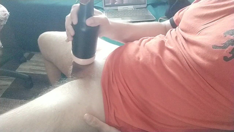 Hot guy solo: Muskulöser schwul masturbiert seinen schwanz mit einer taschenlampe und kommt...