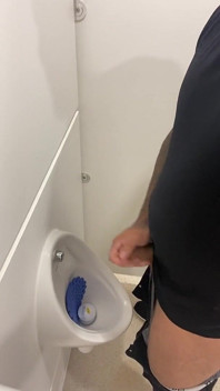 Piscio e sega nel bagno