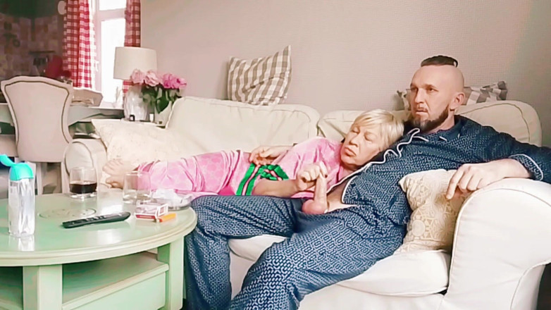 Crazyfamily 1970: Tabu seks, macocha ogląda filmy, a ja jej usta