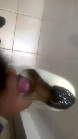 Sexy sereppu: Sperma över den högklackade skon