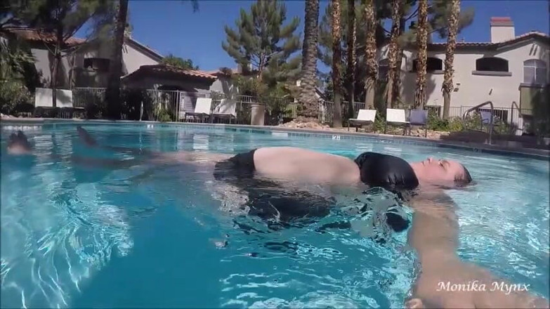 BBW Pleasures: Ssbbw mengambang di kolam renang
