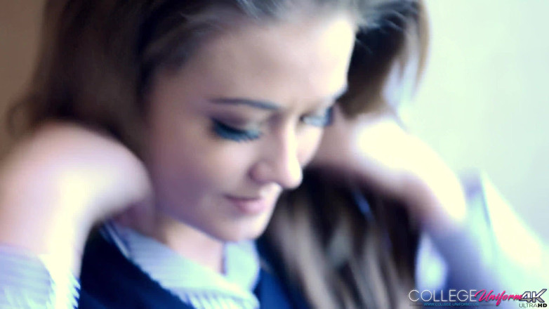 College Uniform: Footloose yang menampilkan Jess Impiazzi