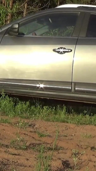 Místní vesnická děvka nabízí sex muži za drahé auto