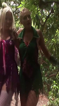 Apertadas bocetas fodidas 3_three loiras fadas em lingerie desfrutam de poeira na floresta