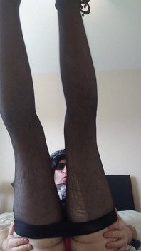 Sissymaid Cindy juega con su consolador y coño