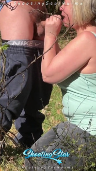 Une chaudasse coquine reçoit un creampie par un inconnu au hasard dans le parc - un hub fait le ménage à la maison