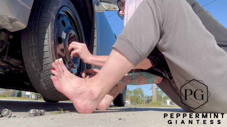 Peppermint Giantess: 67 la dea amazzone alta si cambia il suo pneumatico -...