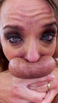 Sexy brunetka MILF Pristine Edge POV hluboké kouření a hra se spermatem a polykání