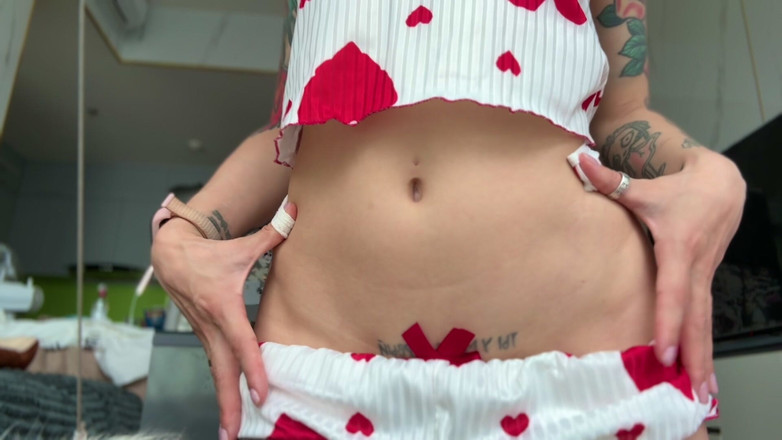 TattoedGirl666: Studentă slabă se joacă cu buricul ei și îi tachină burta slabă