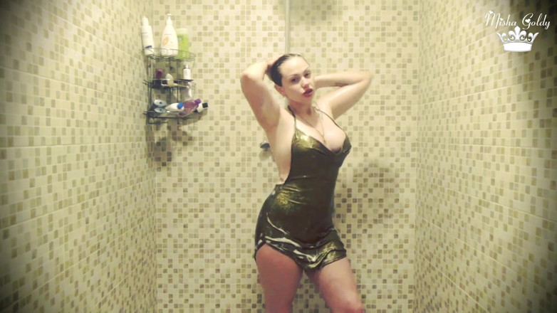 Goddess Misha Goldy: Goteando ropa en la ducha y lavado seductor del cabello