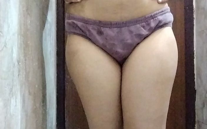 Riya Thakur: Gorąca przyrodnia siostra kąpie się w jej urodzinowy seksowny pępek