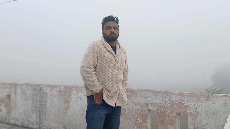 Austin Rose: 印度爸爸在寒冷的冬雾中脱下衣服