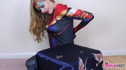 Feet & Cosplay: Aurora Phoenix yang cantik menakjubkan dalam kapten seksi Marvel Costume
