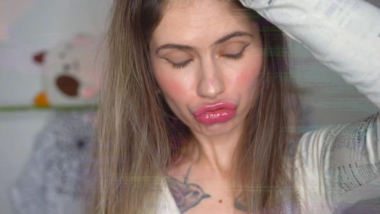 Rarible Diamond: Ragazza sexy che puzza sul labbro gfe