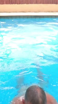 varjit dubki, antarjaatiy jora lagabhag pool men ek pal lete hue pakra jaata hai