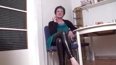 Femdom Austria: Brünette reife schlampe raucht eine zigarette