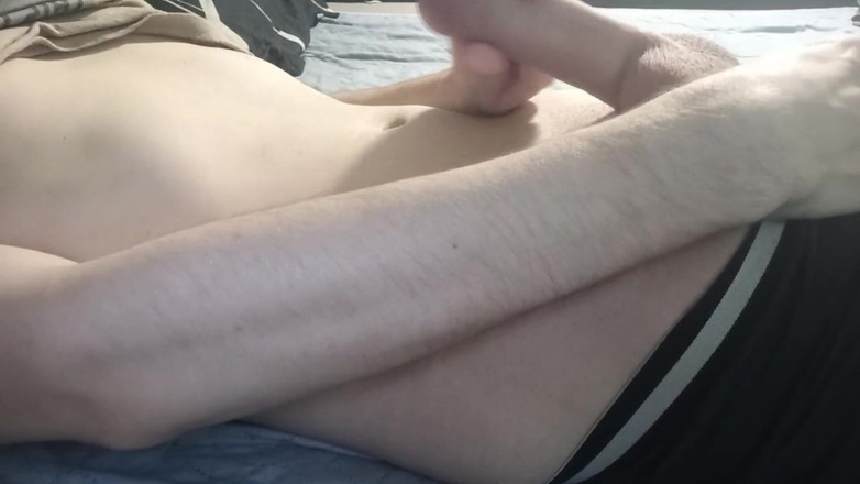 Pasha: Anh chàng nằm trên giường giật giật