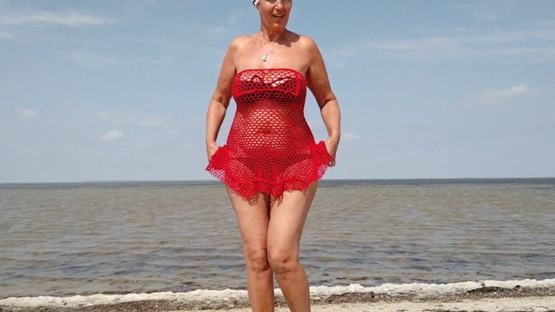 Lukerya: Une femme au foyer solitaire au bord de la mer...