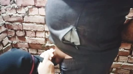 Knulla slampan på taket av byggnaden