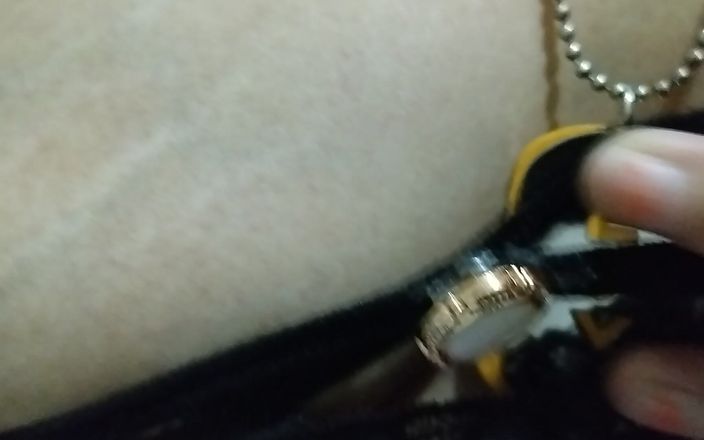 Anar Kali: Doamnă sexy își fute cu degetul pizda fierbinte și țâțele sfârcului lingând urina în...