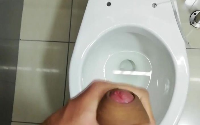 Camilo Brown: Masturbando no banheiro do shopping