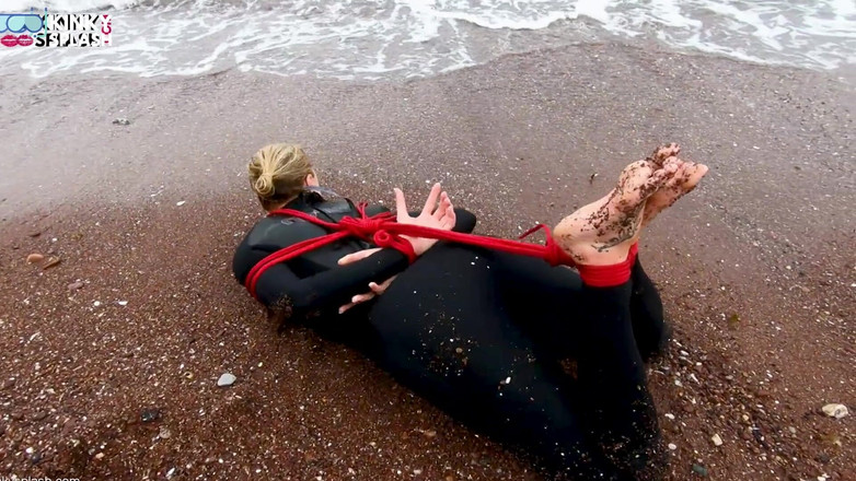 UKCuteGirl: In einem Wetsuit im hogtie - Rope Bondage Escape herausforderung am...