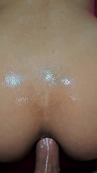 Ev pornosu - çarpıcı büyük götlü Asyalı kız arkadaş yağlı götten sikiliyor