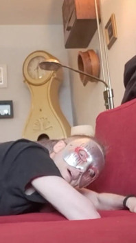 Amateurboy es azotado en manos, pies y culo