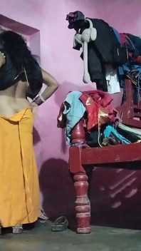 Desi Village Bhabhi's Full Nud Sex în stil canoe și supt de pula de punând-o în gură și făcându-l fierbinte