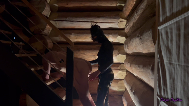 Purple Papillon: Ciemne ustalanie na schodach za pomocą Różowego Dildo