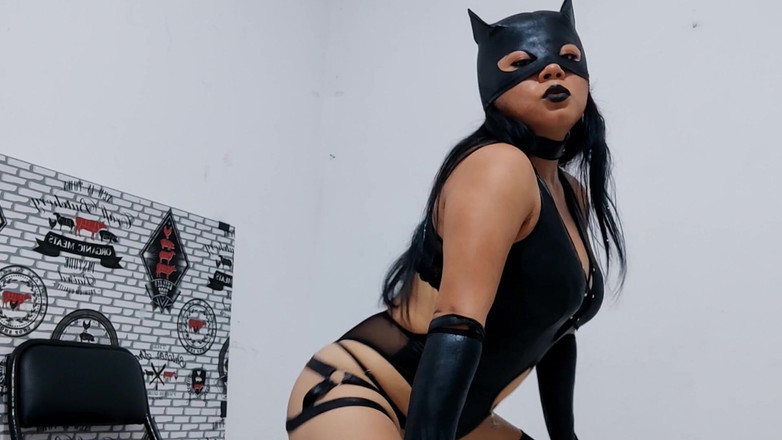 NEGRITA SEXY: Saya menunjuk-nunjukkan pakaian dalam gothic Catwoman saya. Saya seksi dan...