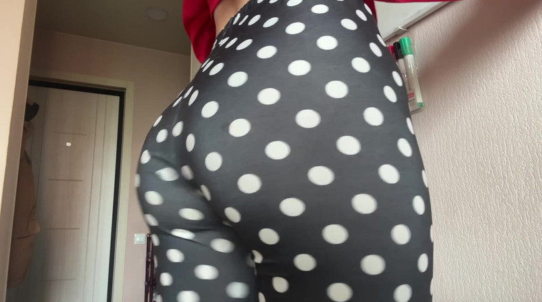 Skinny_lady69: Hypn0 穿着紧身裤的屁股颤抖